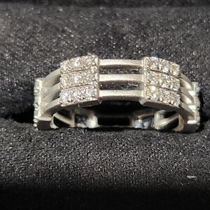 Elegant 18 Kt Diamond Ring
